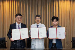 南光化學製藥陳本松副總經理、成大醫院鄭修琦副院長、配客嘉創辦人葉德偉執(另開新視窗/jpg檔)圖片