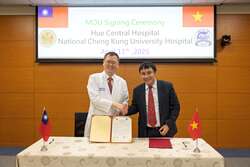 左-成大醫院李經維院長；右-順化中央醫院Pham Nhu Hiep院長(另開新視窗/jpg檔)圖片