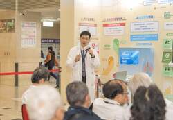 郭鈞瑋醫師進行「COPD共病的預防與照護」衛教