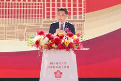 成大沈孟儒校長首先致詞感謝貴人相助