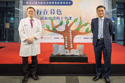 成功大學沈孟儒校長(右)、成大醫院李經維院長(左)和現場眾人共同見證生命意義的延(另開新視窗/jpg檔)圖片